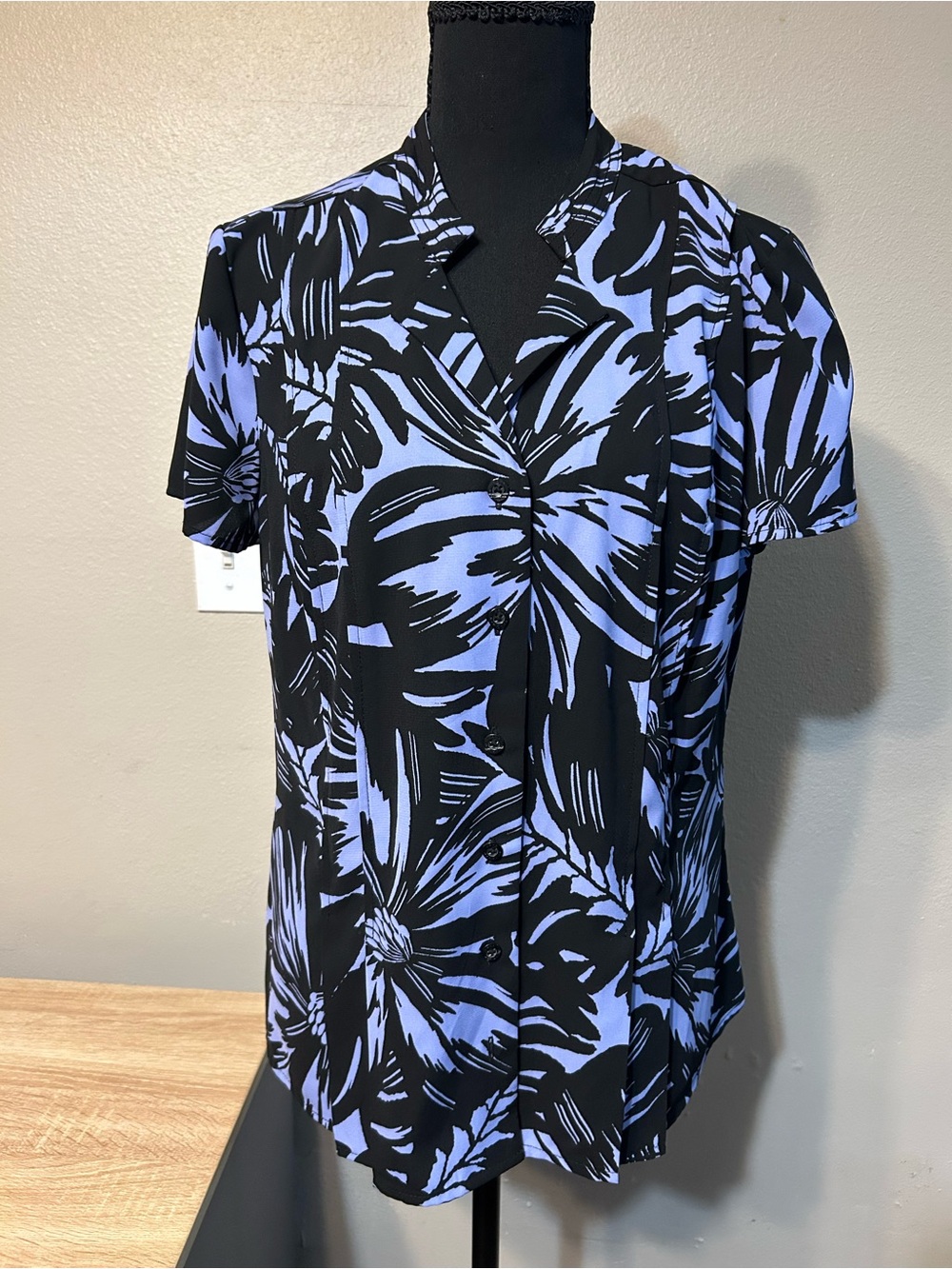 Dana Buchman Women’s Medium Black Blue Floral Button Front Blouse Short Sleeve